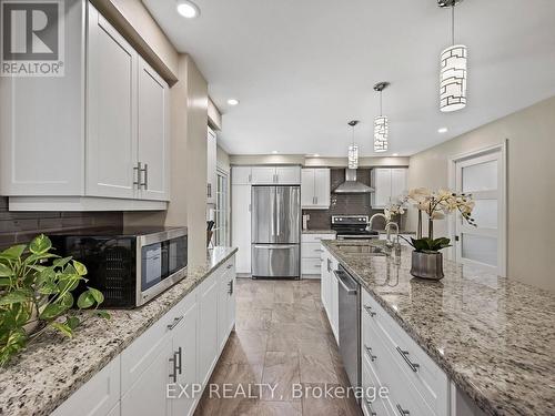 1317 White Oaks Boulevard, Oakville, ON - Indoor Photo Showing Kitchen With Upgraded Kitchen