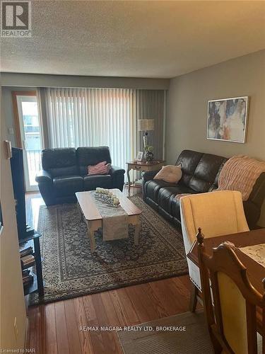 78 Ashburn Crescent, Vaughan (East Woodbridge), ON - Indoor Photo Showing Living Room