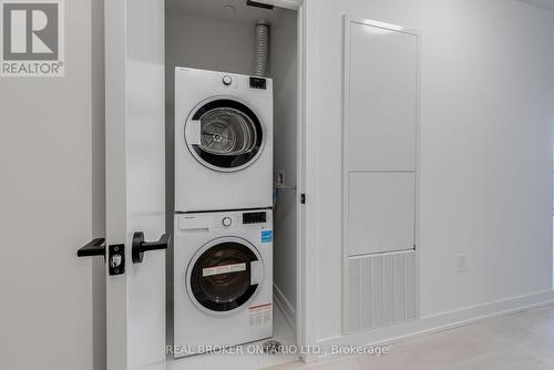 1401 - 117 Broadway Avenue, Toronto, ON - Indoor Photo Showing Laundry Room