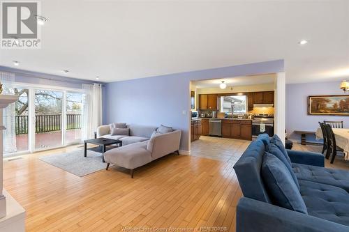 1204 Mersea Rd C, Leamington, ON - Indoor Photo Showing Living Room