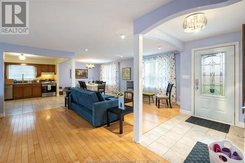 1204 Mersea Rd C, Leamington, ON - Indoor Photo Showing Living Room