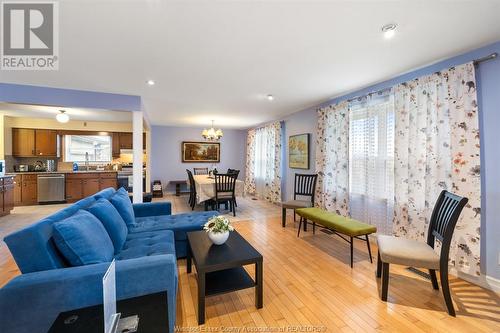 1204 Mersea Rd C, Leamington, ON - Indoor Photo Showing Living Room