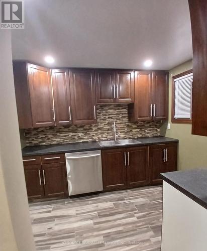 6260 Thornberry Crescent, Windsor, ON - Indoor Photo Showing Kitchen With Double Sink