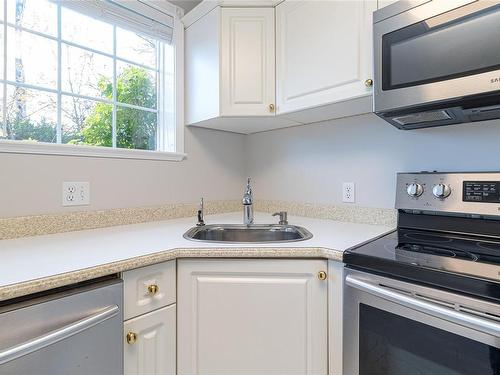 104-1371 Hillside Ave, Victoria, BC - Indoor Photo Showing Kitchen