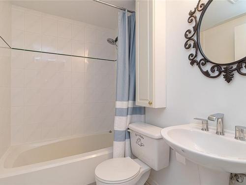 104-1371 Hillside Ave, Victoria, BC - Indoor Photo Showing Bathroom