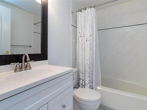 104-1371 Hillside Ave, Victoria, BC - Indoor Photo Showing Bathroom