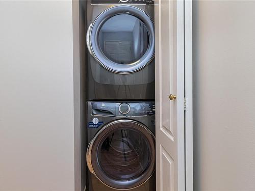 104-1371 Hillside Ave, Victoria, BC - Indoor Photo Showing Laundry Room