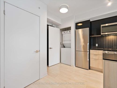 332-31 Tippett Rd, Toronto, ON - Indoor Photo Showing Kitchen