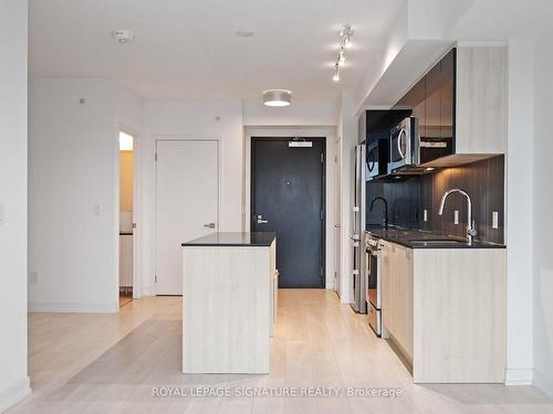 332-31 Tippett Rd, Toronto, ON - Indoor Photo Showing Kitchen