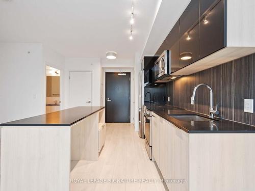 332-31 Tippett Rd, Toronto, ON - Indoor Photo Showing Kitchen With Upgraded Kitchen