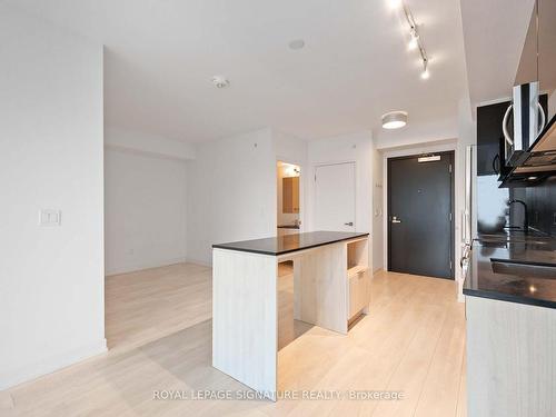 332-31 Tippett Rd, Toronto, ON - Indoor Photo Showing Kitchen With Upgraded Kitchen