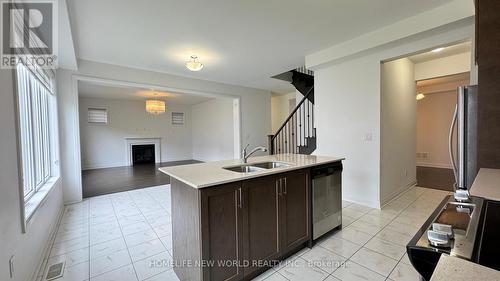 31 Concert Hill Way, East Gwillimbury, ON - Indoor Photo Showing Kitchen With Double Sink