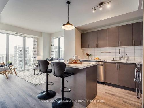 2124-9000 Jane St, Vaughan, ON - Indoor Photo Showing Kitchen With Stainless Steel Kitchen With Upgraded Kitchen