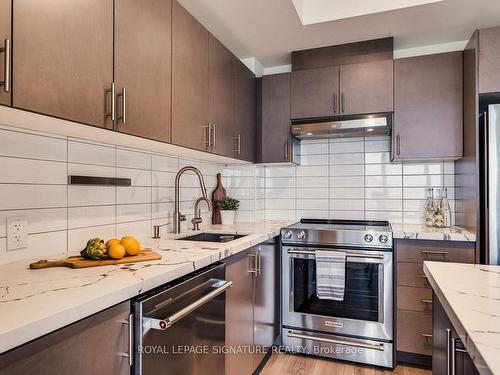 2124-9000 Jane St, Vaughan, ON - Indoor Photo Showing Kitchen With Stainless Steel Kitchen With Upgraded Kitchen