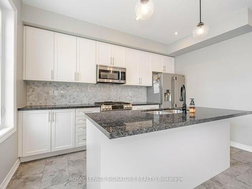 2 Hackett St, East Gwillimbury, ON - Indoor Photo Showing Kitchen With Upgraded Kitchen