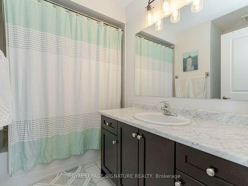 2 Hackett St, East Gwillimbury, ON - Indoor Photo Showing Bathroom