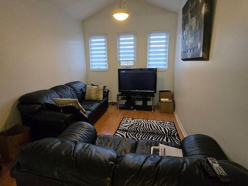 3991 Discovery Crt, Mississauga, ON - Indoor Photo Showing Living Room