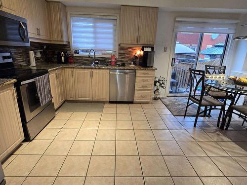 3991 Discovery Crt, Mississauga, ON - Indoor Photo Showing Kitchen