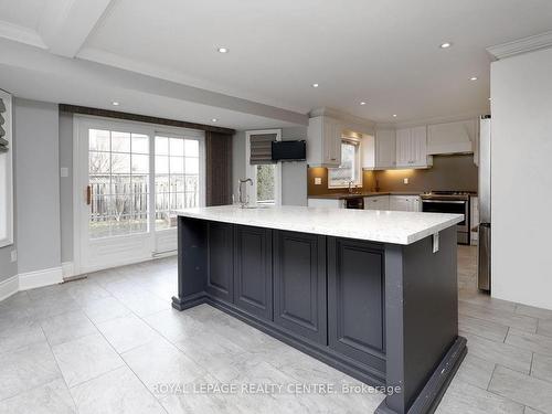 2577 Burnford Tr, Mississauga, ON - Indoor Photo Showing Kitchen With Upgraded Kitchen