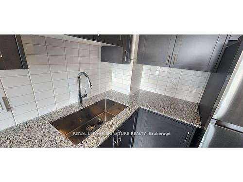 404-3285 Carding Mill Tr, Oakville, ON - Indoor Photo Showing Kitchen With Upgraded Kitchen