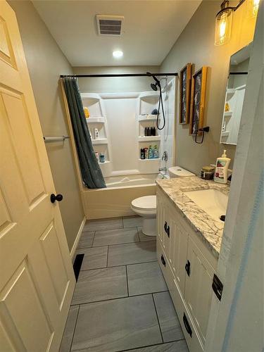 908 Lorne Avenue E, Brandon, MB - Indoor Photo Showing Bathroom