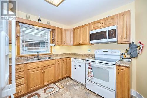 90 Richmond Street, Thorold (557 - Thorold Downtown), ON - Indoor Photo Showing Kitchen With Double Sink