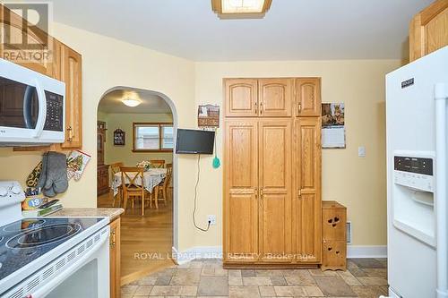 90 Richmond Street, Thorold (557 - Thorold Downtown), ON - Indoor Photo Showing Kitchen