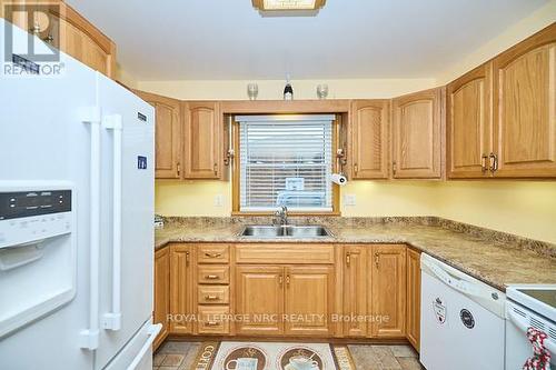 90 Richmond Street, Thorold (557 - Thorold Downtown), ON - Indoor Photo Showing Kitchen With Double Sink