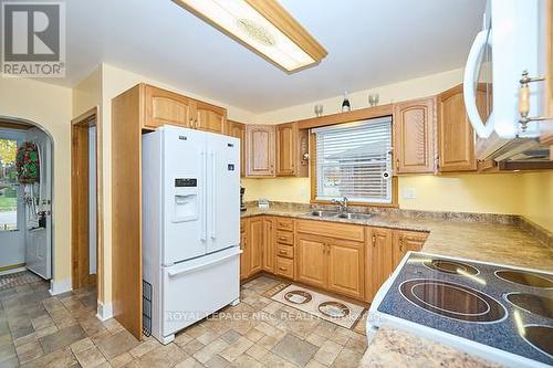 90 Richmond Street, Thorold (557 - Thorold Downtown), ON - Indoor Photo Showing Kitchen With Double Sink