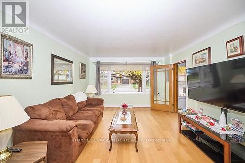 90 Richmond Street, Thorold (557 - Thorold Downtown), ON - Indoor Photo Showing Living Room