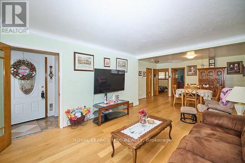 90 Richmond Street, Thorold (557 - Thorold Downtown), ON - Indoor Photo Showing Living Room