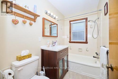 90 Richmond Street, Thorold (557 - Thorold Downtown), ON - Indoor Photo Showing Bathroom