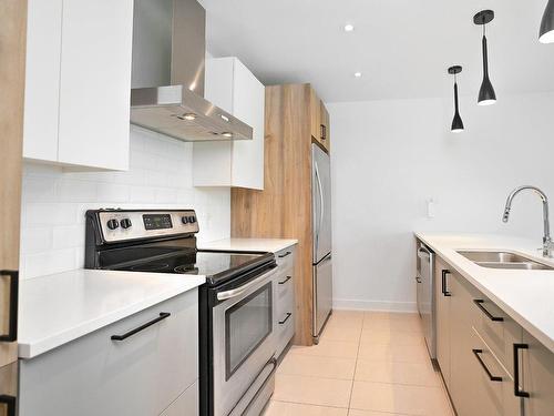 Kitchen - 3540 Rue Prince-Charles, Longueuil (Saint-Hubert), QC - Indoor Photo Showing Kitchen With Double Sink With Upgraded Kitchen