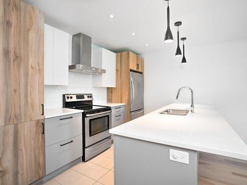 Kitchen - 3540 Rue Prince-Charles, Longueuil (Saint-Hubert), QC - Indoor Photo Showing Kitchen With Double Sink With Upgraded Kitchen