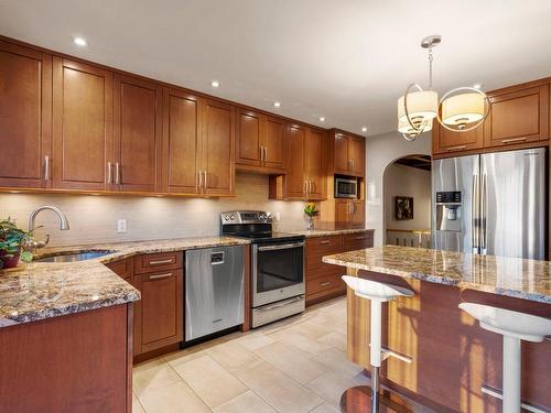 Cuisine - 33 Rue Surrey, Dollard-Des-Ormeaux, QC - Indoor Photo Showing Kitchen With Upgraded Kitchen