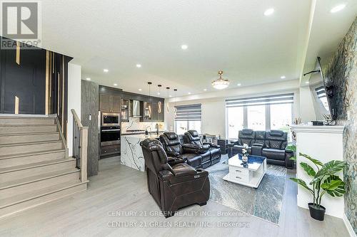 2079 Hallandale Street, Oshawa, ON - Indoor Photo Showing Living Room