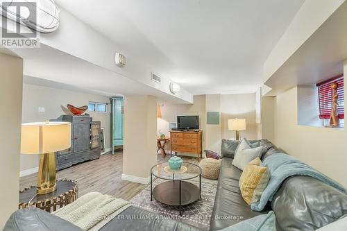 632 Woodbine Avenue, Toronto, ON - Indoor Photo Showing Living Room