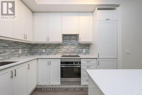 910 - 9075 Jane Street, Vaughan, ON - Indoor Photo Showing Kitchen With Upgraded Kitchen