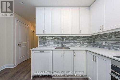 910 - 9075 Jane Street, Vaughan, ON - Indoor Photo Showing Kitchen