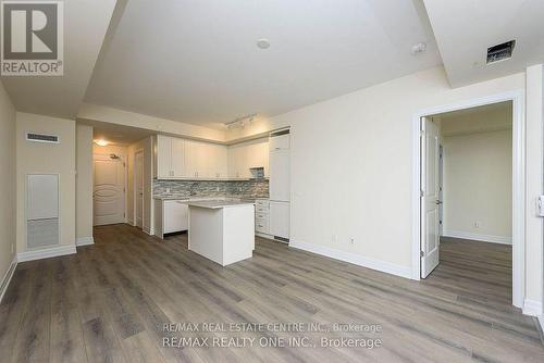 910 - 9075 Jane Street, Vaughan, ON - Indoor Photo Showing Kitchen