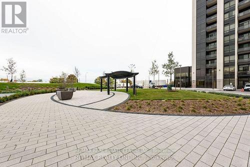 910 - 9075 Jane Street, Vaughan, ON - Outdoor