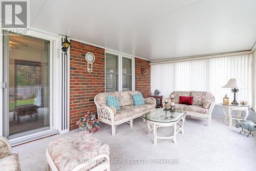 132 Rodney Street, Barrie, ON - Indoor Photo Showing Living Room