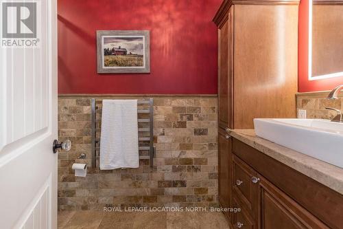 1 Erie Street, Clearview, ON - Indoor Photo Showing Bathroom