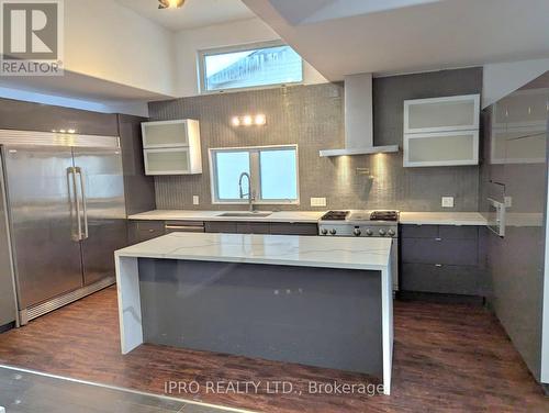 1046 Meredith Avenue, Mississauga, ON - Indoor Photo Showing Kitchen With Upgraded Kitchen