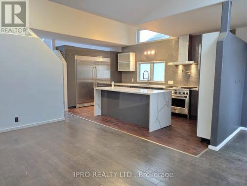 1046 Meredith Avenue, Mississauga, ON - Indoor Photo Showing Kitchen With Upgraded Kitchen