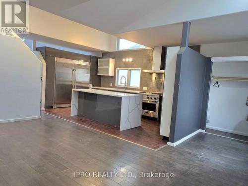 1046 Meredith Avenue, Mississauga, ON - Indoor Photo Showing Kitchen