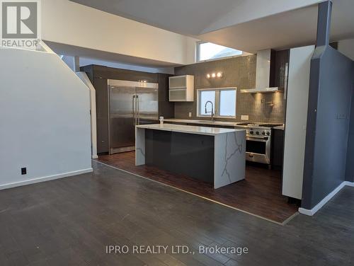 1046 Meredith Avenue, Mississauga, ON - Indoor Photo Showing Kitchen