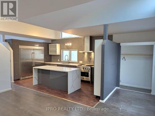 1046 Meredith Avenue, Mississauga, ON - Indoor Photo Showing Kitchen