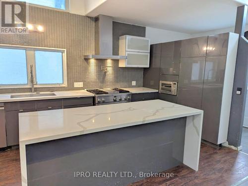 1046 Meredith Avenue, Mississauga, ON - Indoor Photo Showing Kitchen With Double Sink With Upgraded Kitchen