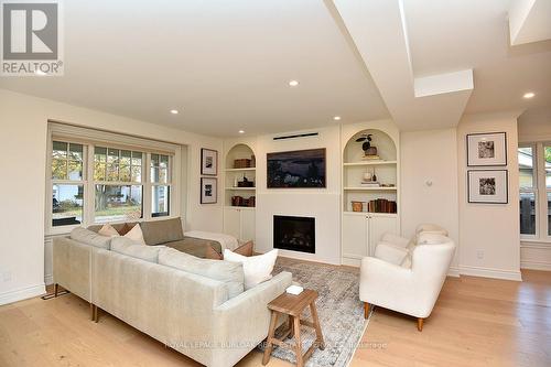 622 Woodland Avenue, Burlington, ON - Indoor Photo Showing Living Room With Fireplace